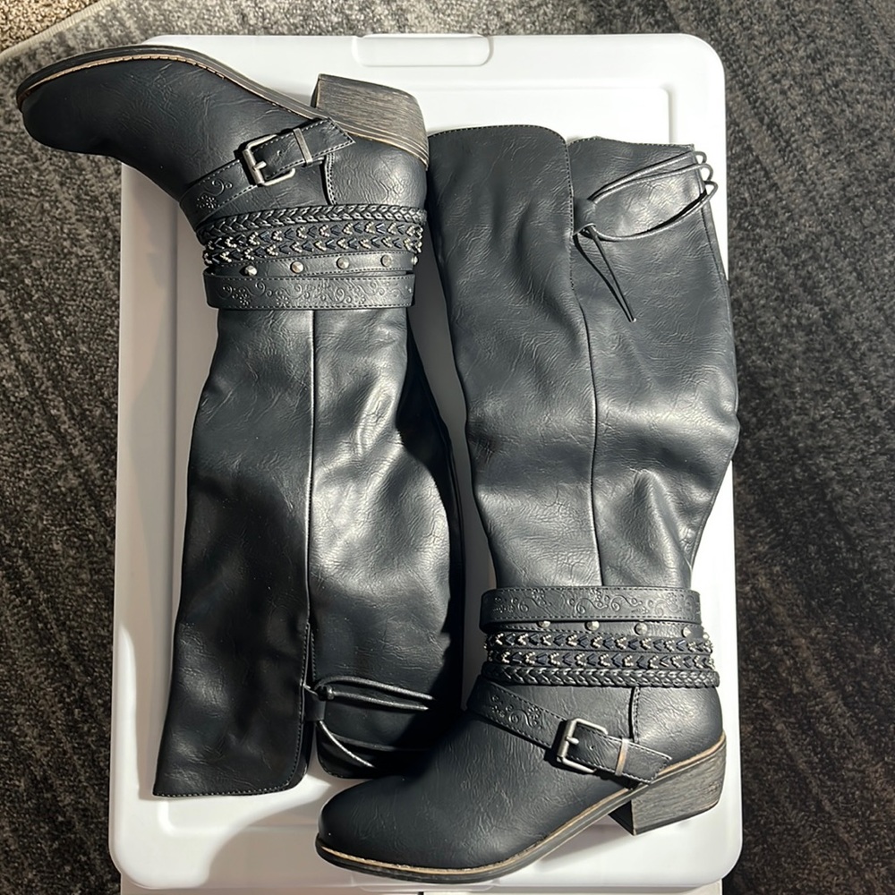 SO black boots - size 8
